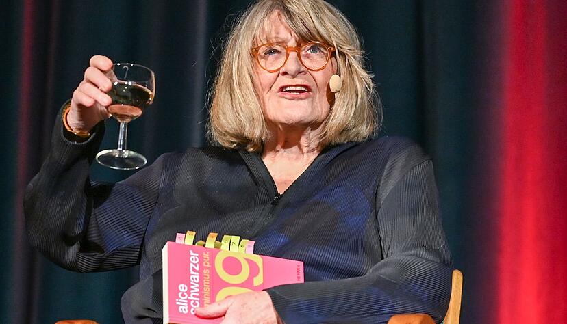 Ein Hoch auf den Feminismus: Frauenrechtlerin Alice Schwarzer hat vergangene Woche ihr neues Buch "Feminismus pur. 99 Worte" in Berlin vorgestellt. Am 26. M&auml;rz kommt Schwarzer nach Heilbronn.
