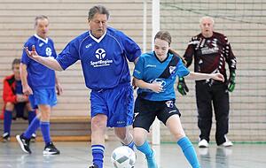 Berthold Unser (links, SV Massenbachhausen) und die Unterl&auml;nder &Uuml;70-Auswahl verloren beide Spiele gegen die Damen des FSV 08 Bietigheim-Bissingen.