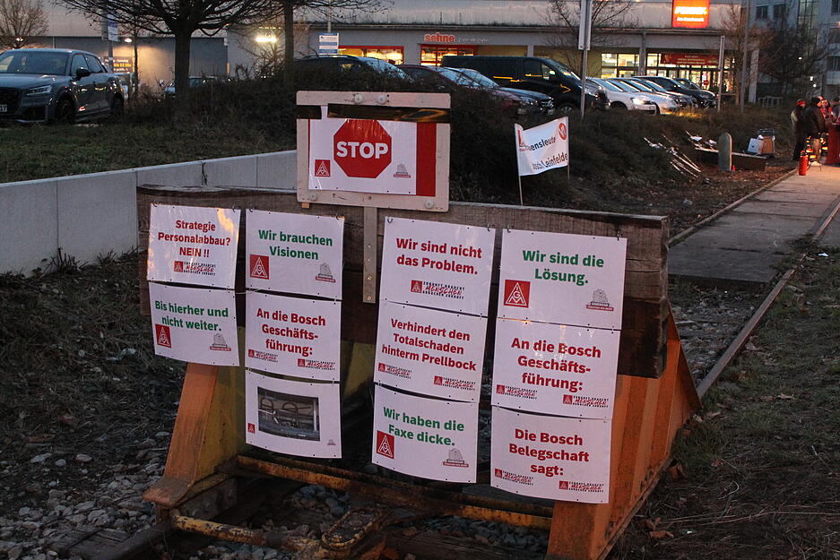 Bosch-Mitarbeiter und die IG Metall setzen in Stuttgart ein deutliches Zeichen gegen den Verlust von Industriearbeitsplätzen. Bosch-Mitarbeiter und die IG Metall setzen in Stuttgart ein deutliches Zeichen gegen den Verlust von Industriearbeitsplätzen.