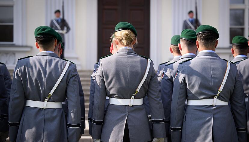 Soldaten der Ehrenformation der Bundeswehr vorm Schloss Bellevue. K&uuml;nftig findet in&nbsp;Deutschland jeweils am 15. Juni der Nationale Veteranentag statt.