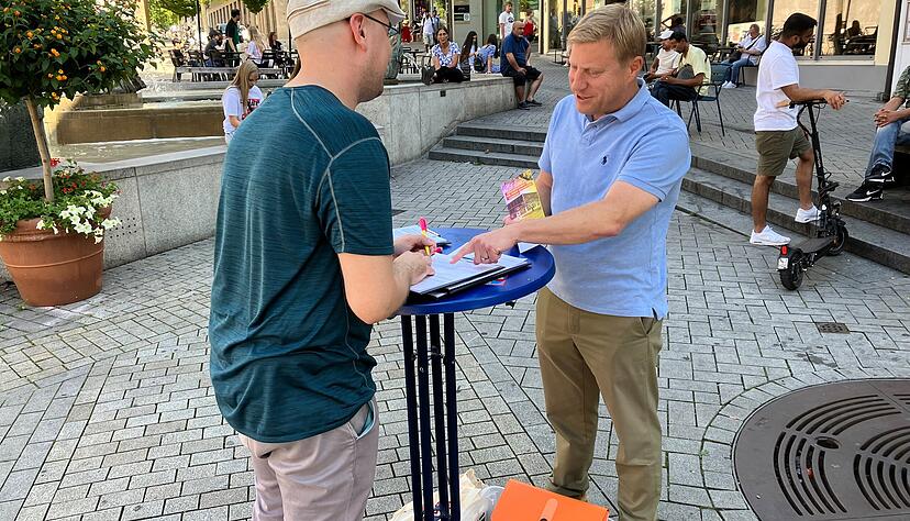 Damit das Volksbegehren gegen einen XXL-Landtag erfolgreich ist, fehlen hunderttausende Unterschriften. Am Montag hat der Heilbronner FDP-Landtagsabgeordnete Nico Weinmann in der Heilbronner Innenstadt Unterstützer gesammelt. Damit das Volksbegehren gegen einen XXL-Landtag erfolgreich ist, fehlen hunderttausende Unterschriften. Am Montag hat der Heilbronner FDP-Landtagsabgeordnete Nico Weinmann in der Heilbronner Innenstadt Unterstützer gesammelt.