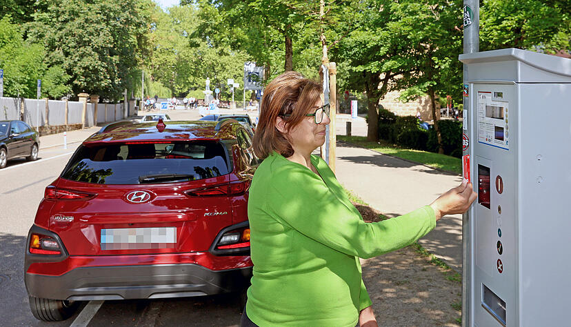 An mehreren st&auml;dtischen Parkscheinautomaten ist es in Heilbronn nun m&ouml;glich mit der EC Karten oder Kreditkarte zu bezahlen. Weitere sollen folgen.