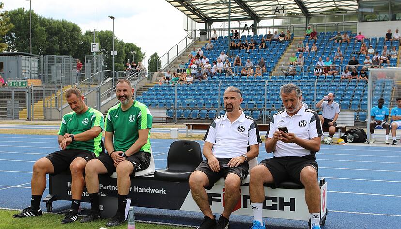 Trainer Markus Lang (von links), sein Co-Trainer Matteo Battista, Teammanager Zdenko Juric und Klubchef Onur Celik haben sich noch für ein weiteres Testspiel des VfR Heilbronn im Frankenstadion entschieden.