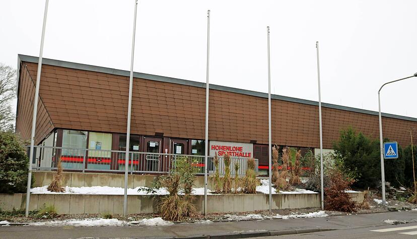 Die Hohenlohe-Sporthalle ist im Landkreis am besten geeignet für das lokale Impfzentrum. Darin sind sich Sozialministerium und Landratsamt einig. Foto: Bettina Hachenberg Die Hohenlohe-Sporthalle ist im Landkreis am besten geeignet für das lokale Impfzentrum. Darin sind sich Sozialministerium und Landratsamt einig. Foto: Bettina Hachenberg