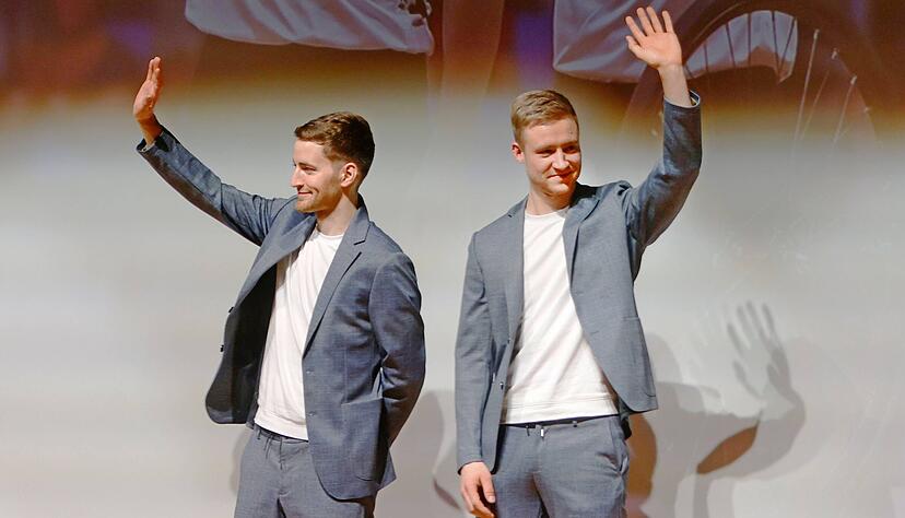 Im Partnerlook bedanken sich Serafin Schefold (links) und Max Hanselmann nach mehr als vier kurzweiligen Stunden Abschiedsgala von ihren Fans und G&auml;sten in der &Ouml;hringer Kultura.
Fotos: Marc Schmerbeck