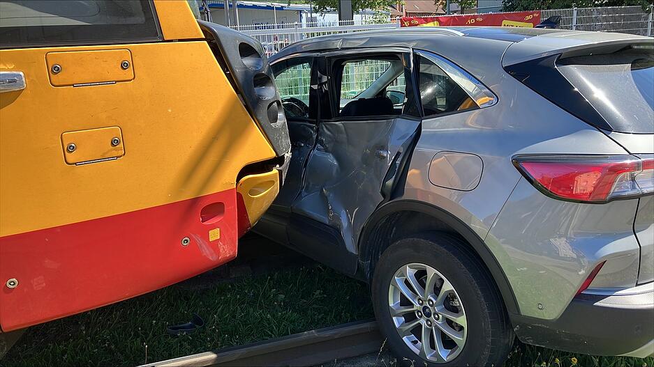 Die Stadtbahnlinien S41 und S42 werden wegen des Unfalls umgeleitet. Die Stadtbahnlinien S41 und S42 werden wegen des Unfalls umgeleitet.