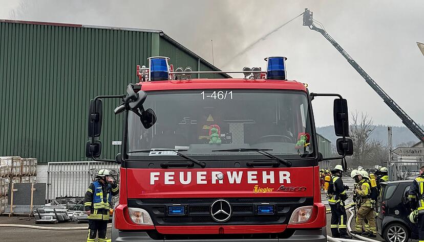 Wegen der starken Rauchentwicklung bei dem Brand der Lagerhalle in Oberstenfeld wurde die Bev&ouml;lkerung gebeten, drinnen zu bleiben.
