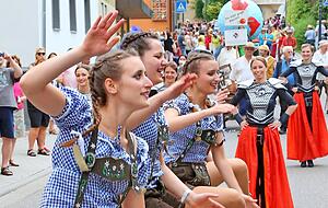 Flotte Schuhplattler-Einlage: eine Tanzgruppe von Kunst 07 aus Heilbronn. Flotte Schuhplattler-Einlage: eine Tanzgruppe von Kunst 07 aus Heilbronn.