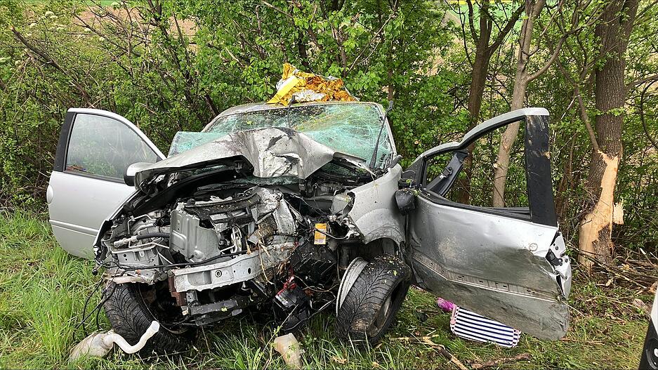 Die Fahrerin des Renault wurde laut Polizei schwerst verletzt.