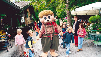 Der Mecki, umlagert von kleinen Freunden: Der lustige Bursche kümmert sich an Sonntagnachmittagen um die Kinder, die mit ihren Eltern die Heuchelberger Warte bei Leingarten besuchen. (Fotos: Ulrike Maushake) Der Mecki, umlagert von kleinen Freunden: Der lustige Bursche kümmert sich an Sonntagnachmittagen um die Kinder, die mit ihren Eltern die Heuchelberger Warte bei Leingarten besuchen. (Fotos: Ulrike Maushake)