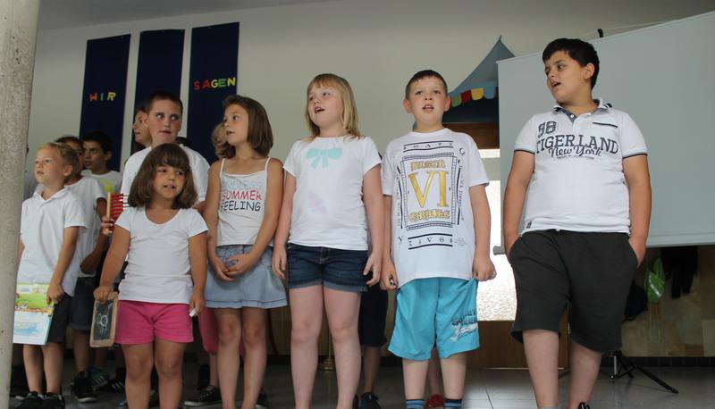 "Nur die Schule macht uns schlau", singt der Chor der Förderschule voller Begeisterung zu der Melodie von "Wer hat an der Uhr gedreht?". "Nur die Schule macht uns schlau", singt der Chor der Förderschule voller Begeisterung zu der Melodie von "Wer hat an der Uhr gedreht?".