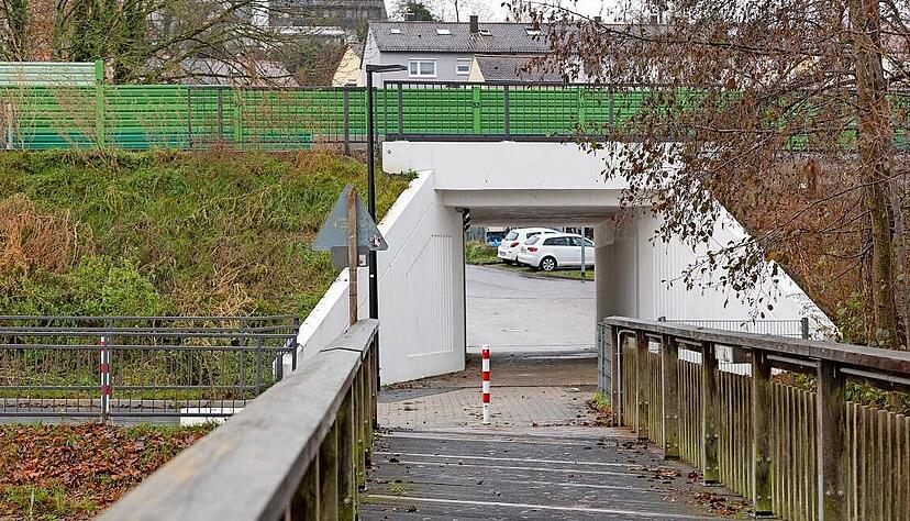 Die Fuß- und Radbrücke an der Kreuzung Bachstraße / Ostendstraße bei der S-Bahn-Haltestelle muss erneuert werden.