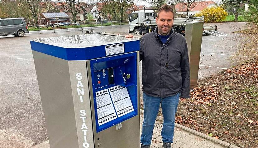 Andreas Oechsner, Ortsvorsteher von Kleingartach, pr&auml;sentiert die Services&auml;ule des neuen Wohnmobil-Stellplatzes.
Foto: J&ouml;rg K&uuml;hl