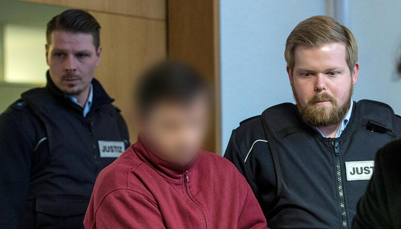 Ein wegen Mordes und besonders schwerer Vergewaltigung angeklagter 40-j&auml;hriger Lastwagenfahrer aus Rum&auml;nien (Mitte)&nbsp;am Landgericht in Freiburg. Foto: dpa