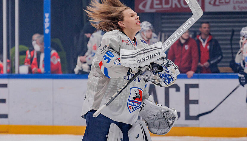 Das war ein Spiel, das Arno Tiefensee so schnell nicht vergessen wird. In Selb wurde der Falken-Goalie selbst zum Torschützen. In der 19. Minute erzielte der 20-Jährige das 3:0. Das war ein Spiel, das Arno Tiefensee so schnell nicht vergessen wird. In Selb wurde der Falken-Goalie selbst zum Torschützen. In der 19. Minute erzielte der 20-Jährige das 3:0.