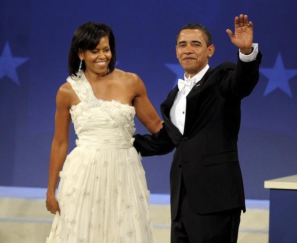 Barack Obama und seine Frau Michelle haben bei den Bällen zur Amtseinführung sichtlich Spaß gehabt. Und sie schafften es tatsächlich, bei allen zehn offiziellen Bällen vorbeizuschauen. Barack Obama und seine Frau Michelle haben bei den Bällen zur Amtseinführung sichtlich Spaß gehabt. Und sie schafften es tatsächlich, bei allen zehn offiziellen Bällen vorbeizuschauen.