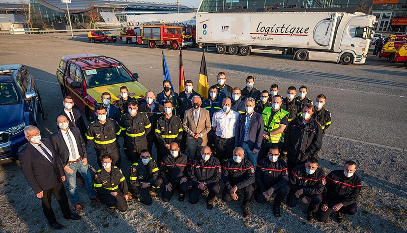 Thomas Strobl (CDU, Beige Anzug) begrüßt Helfer des französischen Bevölkerungsschutzes. Thomas Strobl (CDU, Beige Anzug) begrüßt Helfer des französischen Bevölkerungsschutzes.