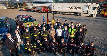 Thomas Strobl (CDU, Beige Anzug) begrüßt Helfer des französischen Bevölkerungsschutzes. Thomas Strobl (CDU, Beige Anzug) begrüßt Helfer des französischen Bevölkerungsschutzes.
