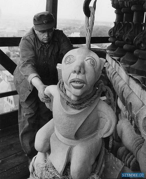 Im Juni 1954 schwebt ein Gehängter am Kiliansturm nach oben. Die Seilwinde hievt den 15 Zentner schweren Steinblock behutsam in das Obergeschoss des Achtecks. Dort fügt der Bildhauer den letzten Wasserspeier ein.