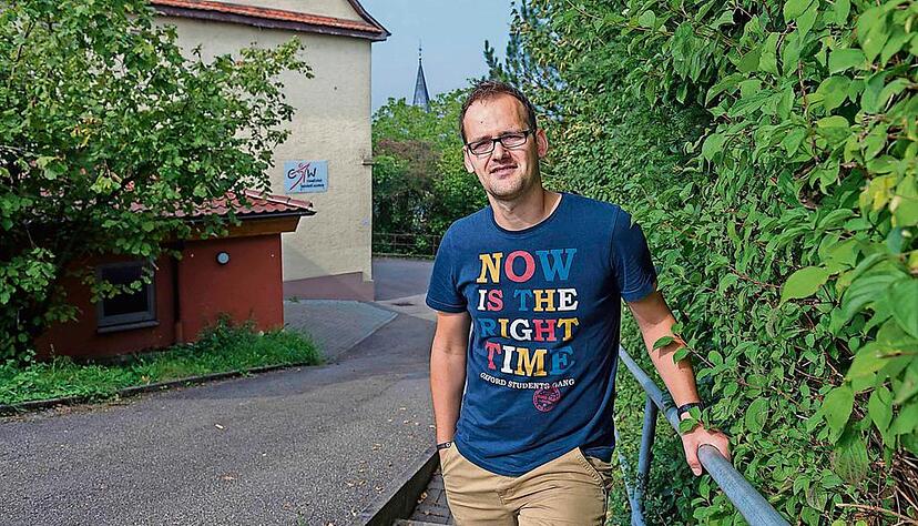 Zsolt Boda vor der Dorfburg, dem Sitz des Evangelischen Jugendwerks Weinsberg in Obersulm-Affaltrach.Foto: Dennis Mugler Zsolt Boda vor der Dorfburg, dem Sitz des Evangelischen Jugendwerks Weinsberg in Obersulm-Affaltrach.Foto: Dennis Mugler