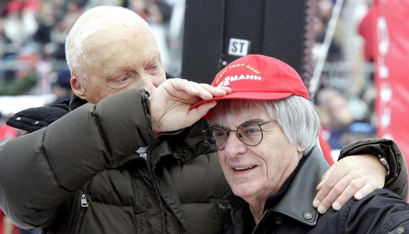 Niki Lauda (l) setzt 2006 dem damalige Formel-1-Chef Bernie Ecclestone seine rote Kappe auf. Niki Lauda (l) setzt 2006 dem damalige Formel-1-Chef Bernie Ecclestone seine rote Kappe auf.