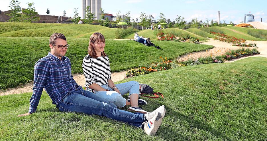 Art der Sitzgelegenheit: Rasen
Standort(e): Wellenhügel, genannt „Ripples“, auf der Sommerinsel zwischen den Seen.
Anzahl: mindestens 1000 Plätze
mobil: nein
Besonderheit: Die Grashügel sind ein toller Picknickplatz tagsüber und abends. Nachts hat man von dort eine super Aussicht auf die Wassershow.