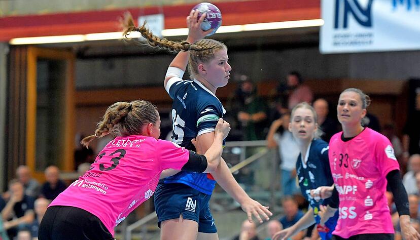 Neckarsulms Nina Engel (Mitte) gehört mit 25 Treffern zu den zehn erfolgreichsten Torschützinnen der Bundesliga. Die 20-Jährige erkennt einen Aufwärtstrend und möchte auch weiterhin für das Team Verantwortung übernehmen. Neckarsulms Nina Engel (Mitte) gehört mit 25 Treffern zu den zehn erfolgreichsten Torschützinnen der Bundesliga. Die 20-Jährige erkennt einen Aufwärtstrend und möchte auch weiterhin für das Team Verantwortung übernehmen.
