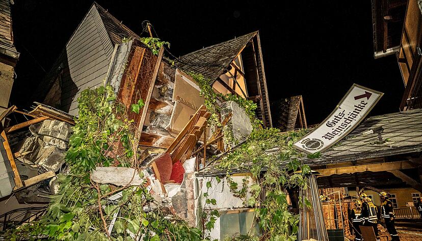 Im Moselort Kröv im Landkreis Bernkastel-Wittlich in Rheinland-Pfalz ist ein Hotel teilweise eingestürzt. Zu einigen eingeklemmten Personen bestehe Kontakt, teilte die Polizei mit.