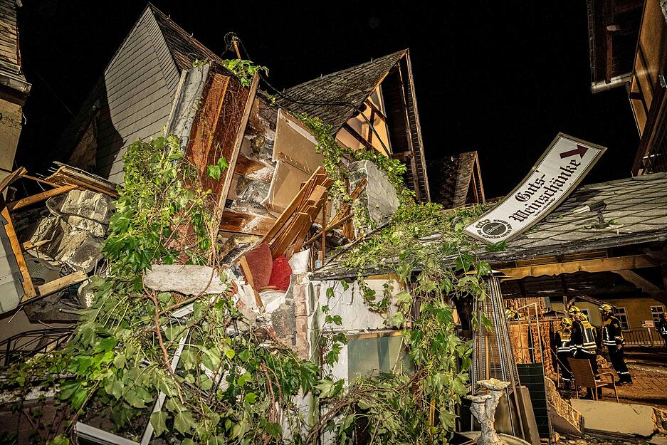 Im Moselort Kröv im Landkreis Bernkastel-Wittlich in Rheinland-Pfalz ist ein Hotel teilweise eingestürzt. Zu einigen eingeklemmten Personen bestehe Kontakt, teilte die Polizei mit.