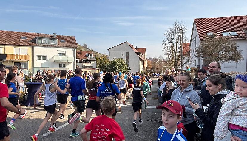 Beim Weibertreulauf in Weinsberg wurde neben der Wahl auch um die Wette gelaufen. Beim Weibertreulauf in Weinsberg wurde neben der Wahl auch um die Wette gelaufen.
