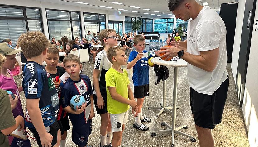 Sebastian Heymann ist gefragt: Hier schreibt er Autogramme f&uuml;r die Nachwuchsspieler des Drittligisten TSB Horkheim.