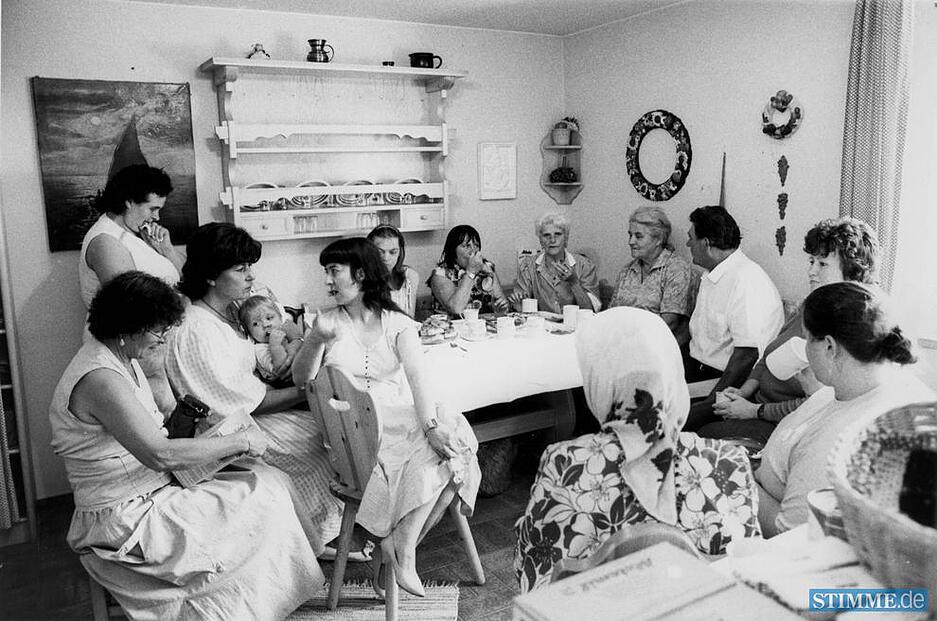 1987: Am Meseno-Tisch findet jeder Kontakt und einen Ansprechpartner f&uuml;r seine Sorgen.