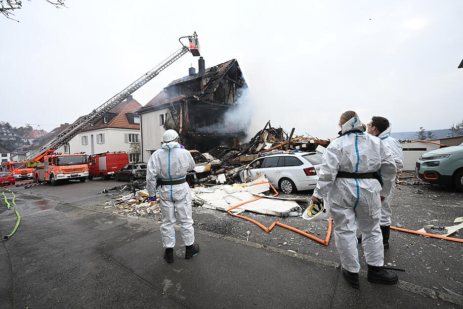 An der Unglücksstelle in Stuttgart West löschen Feuerwehrleute den Brand und suchen nach einer vermissten 85-jährigen Bewohnerin. Nach einer Explosion in der Nacht in einem Wohnhaus in Stuttgart sind Teile des Gebäudes eingestürzt.