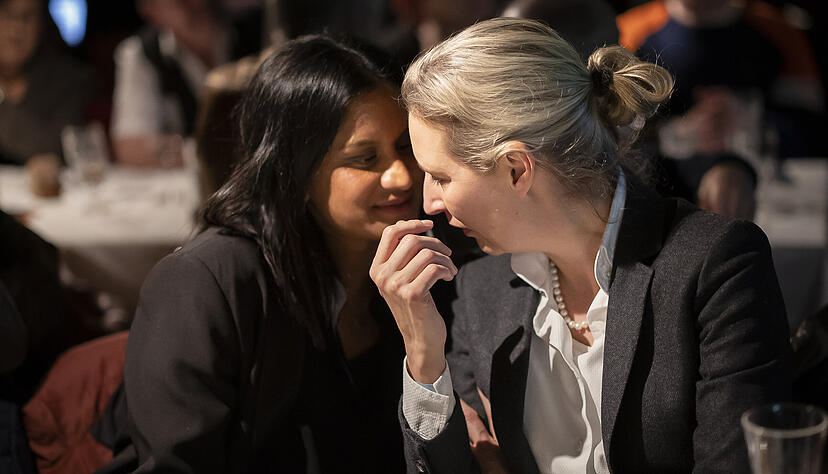 Gemeinsam mit ihrer Partnerin, der Schweizer Filmproduzentin Sarah Bossard, lebt Weidel in Überlingen am Bodensee. Gemeinsam mit ihrer Partnerin, der Schweizer Filmproduzentin Sarah Bossard, lebt Weidel in Überlingen am Bodensee.