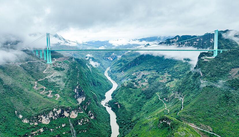 Die Huajiang Grand Canyon Bridge erreicht laut chinesischen Staatsmedien eine Höhe von bis zu 625 Metern. Die Huajiang Grand Canyon Bridge erreicht laut chinesischen Staatsmedien eine Höhe von bis zu 625 Metern.