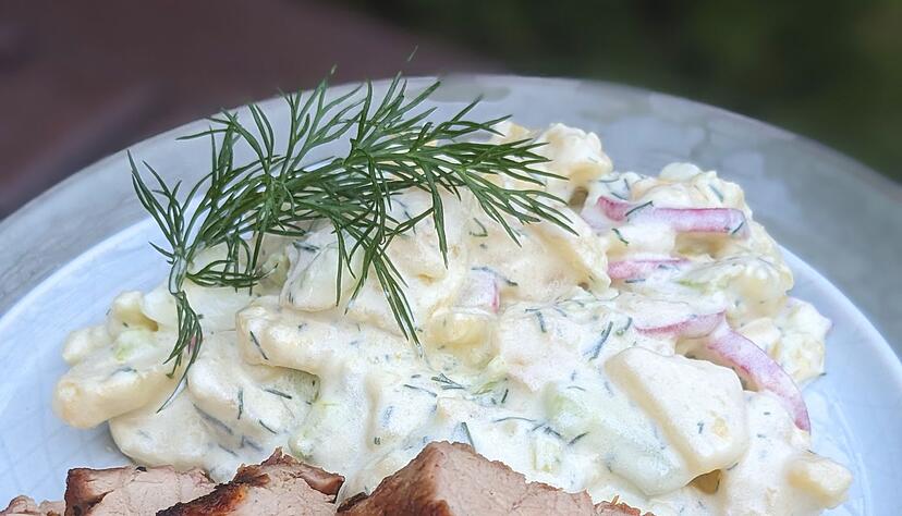 Zum Grillen gehört bei Food-Bloggerin Doreen Hassek Omas Kartoffelsalat fest ins Repertoire. Dazu kommt saftiges Schweinefilet auf den Teller. Zum Grillen gehört bei Food-Bloggerin Doreen Hassek Omas Kartoffelsalat fest ins Repertoire. Dazu kommt saftiges Schweinefilet auf den Teller.