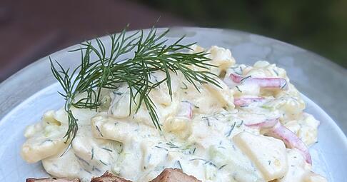 Zum Grillen gehört bei Food-Bloggerin Doreen Hassek Omas Kartoffelsalat fest ins Repertoire. Dazu kommt saftiges Schweinefilet auf den Teller.