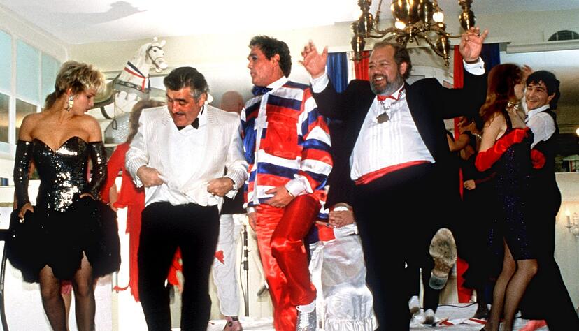 Adorf (2. v. l.) in der BR-Kultserie &laquo;Kir Royal&raquo;. (Archivbild)