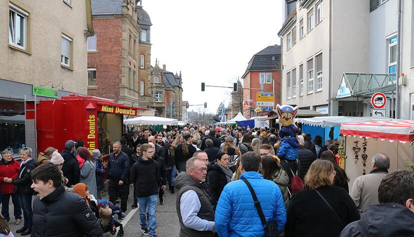 Bereits am Sonntag waren die Straßen in der Öhringer Innenstadt voll mit Menschen. Bereits am Sonntag waren die Straßen in der Öhringer Innenstadt voll mit Menschen.