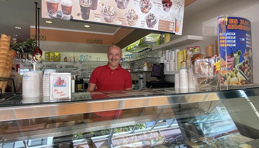 Seit 25 Jahren steht Enos De Pizzol im Eiscafé Cortina hinter der Vitrine. Die Kunden können aus bis zu 20 Eissorten wählen.