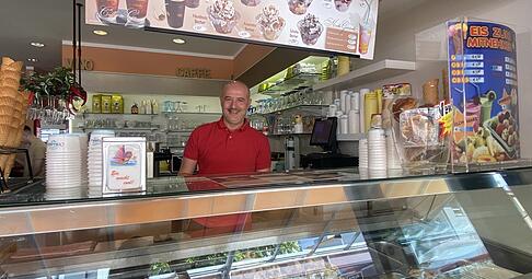 Seit 25 Jahren steht Enos De Pizzol im Eiscafé Cortina hinter der Vitrine. Die Kunden können aus bis zu 20 Eissorten wählen. Seit 25 Jahren steht Enos De Pizzol im Eiscafé Cortina hinter der Vitrine. Die Kunden können aus bis zu 20 Eissorten wählen.