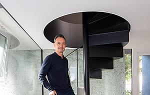 Eine Wendeltreppe f&uuml;hrt in den Keller. Alte W&auml;nde bleiben hinter Glas sichtbar.