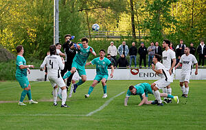 Die abstiegsgef&auml;hrdeten Gastgeber des SV Schluchtern (in wei&szlig;) und Aufstiegsaspirant VfR Heilbronn schenkten sich im Gessmann-Sportpark lange nichts. Am Ende behielten die G&auml;ste jedoch mit 4:0 die Oberhand.