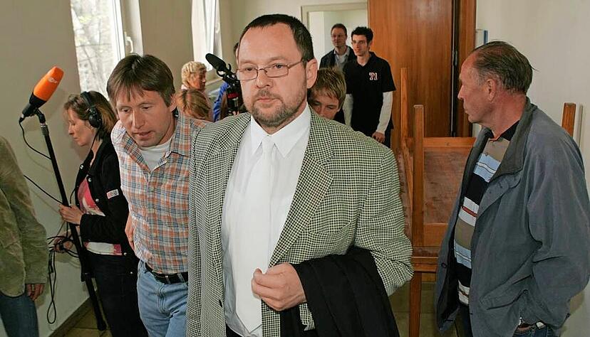 Staatsanwalt Martin Renninger (Mitte) ist fassungslos. Das Landgericht Heilbronn hatte den Bäcker von Siegelsbach im Jahr 2006 freigesprochen.
Foto: Archiv/Veigel Staatsanwalt Martin Renninger (Mitte) ist fassungslos. Das Landgericht Heilbronn hatte den Bäcker von Siegelsbach im Jahr 2006 freigesprochen.
Foto: Archiv/Veigel