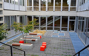 Aus einfachen Lichthöfen wurden ansprechende Innenhöfe. Aus einfachen Lichthöfen wurden ansprechende Innenhöfe.