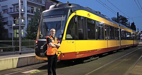 Tobias Trunk fährt am liebsten frühmorgens Stadtbahnen der AVG durch die Region. An diesem Morgen geht es für ihn von Heilbronn nach Sinsheim und wieder zurück. Tobias Trunk fährt am liebsten frühmorgens Stadtbahnen der AVG durch die Region. An diesem Morgen geht es für ihn von Heilbronn nach Sinsheim und wieder zurück.