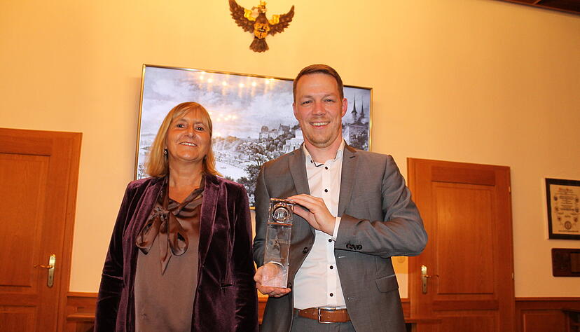 Ute Bauschert, Leiterin Tourismus Bad Wimpfen, sowie Bürgermeister Andreas Zaffran präsentieren stolz die Stelle der "Schönsten Altstadt Deutschlands."