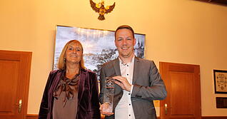 Ute Bauschert, Leiterin Tourismus Bad Wimpfen, sowie Bürgermeister Andreas Zaffran präsentieren stolz die Stelle der "Schönsten Altstadt Deutschlands."