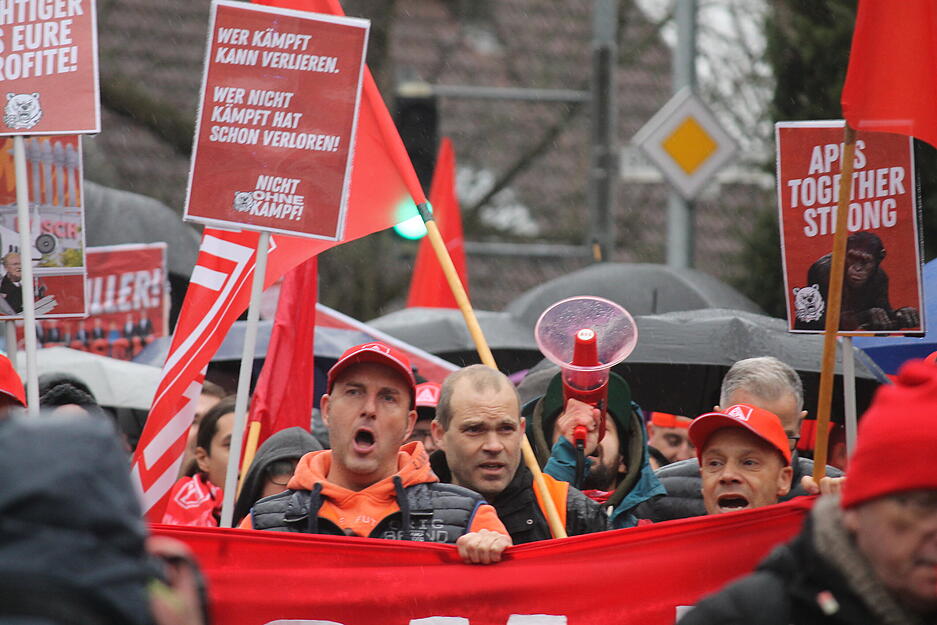 Der große Bosch-Protestzug zieht lautstark durch die Waiblinger Innenstadt.