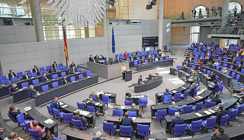 Voll war es bei dieser Sitzung am 7. September, als Bundeskanzlerin Merkel sprach. Nach der Wahl dürfte noch mehr Abgeordnete ins Parlament einziehen. Foto: dpa Voll war es bei dieser Sitzung am 7. September, als Bundeskanzlerin Merkel sprach. Nach der Wahl dürfte noch mehr Abgeordnete ins Parlament einziehen. Foto: dpa